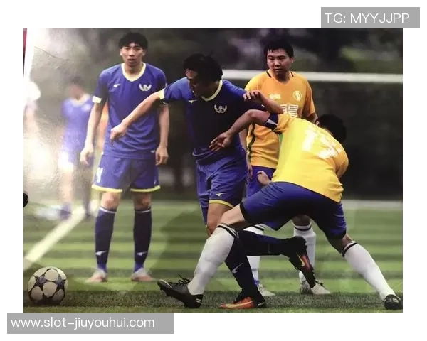 深圳足球队员奋勇拼搏展现青春风采助力球队争创佳绩